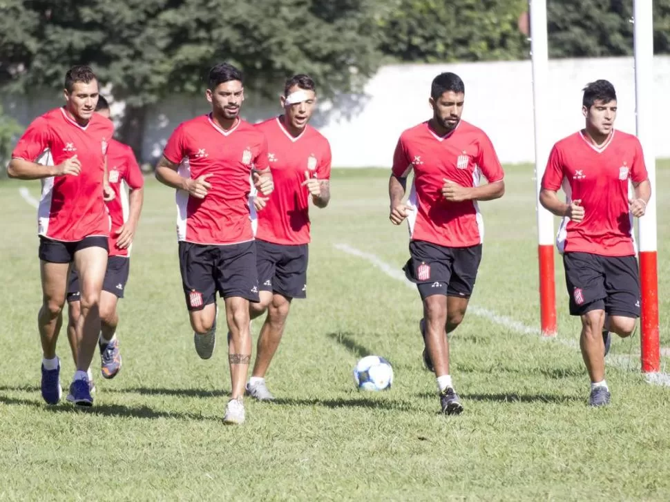 NO DETIENEN LA MARCHA. Aunque todavía no hay una fecha exacta, el plantel “santo” no descuida su preparación de cara a la parte final del torneo de la B Nacional. foto de miguel alejandro cruz