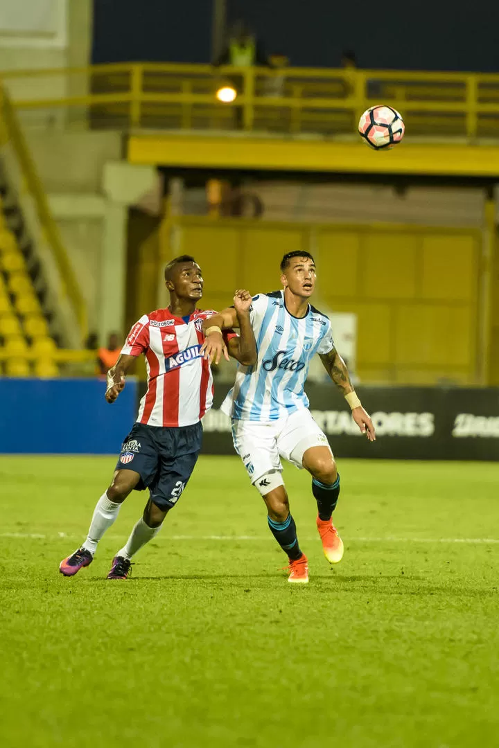 DEMASIADO AISLADO. Fernando Zampedri debió luchar en soledad contra toda la defensa colombiana. Atlético se replegó demasiado y se “olvidó” de su goleador. foto de josé m. pedraza ( especial para la gaceta )