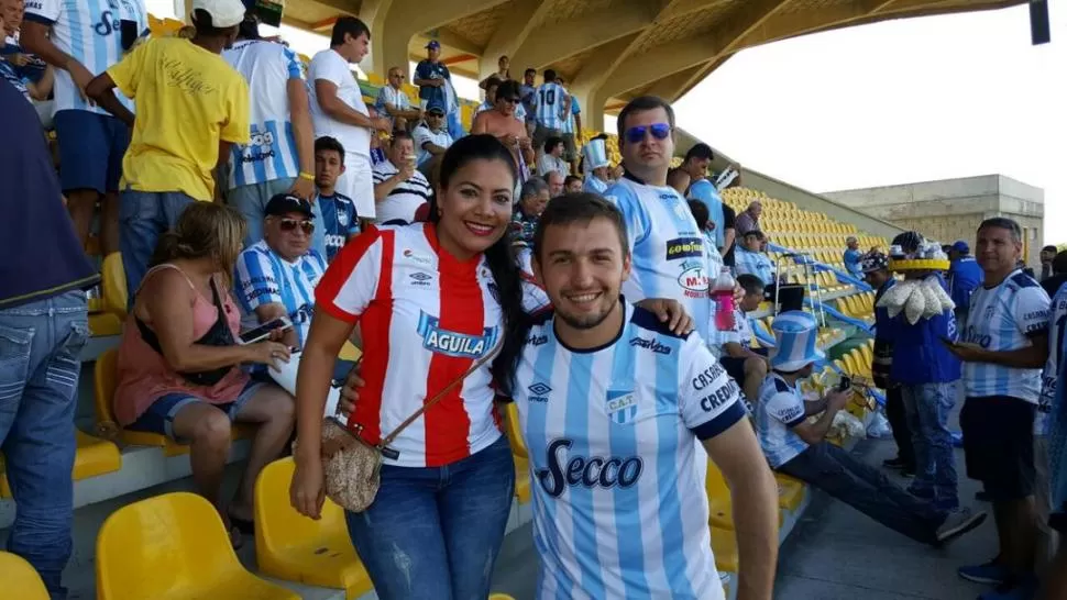 CON LOS TRAPOS A TODOS LADOS. Los hinchas lucieron sus banderas en las tribunas del estadio “Jaime Morón León”. fotos de josé m. pedraza ( especial para la gaceta )- federico espósito ( enviado especial) 