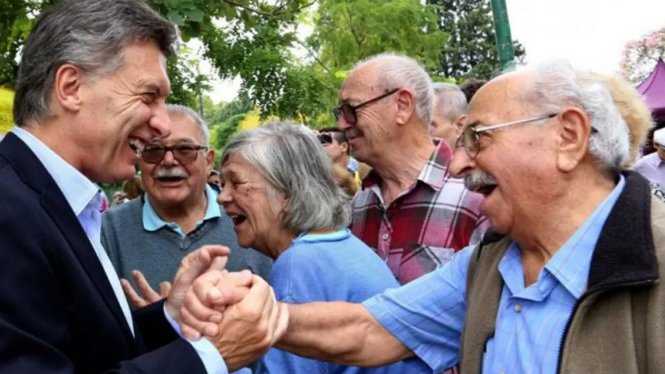 SALUDO. El Presidente encabezó un acto en un centro de jubilados.