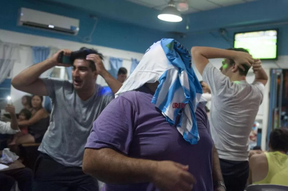 CANTINA. El bar del Monumental abrió y fue una fiesta con los simpatizantes. la gaceta / fotos de adrián lugones