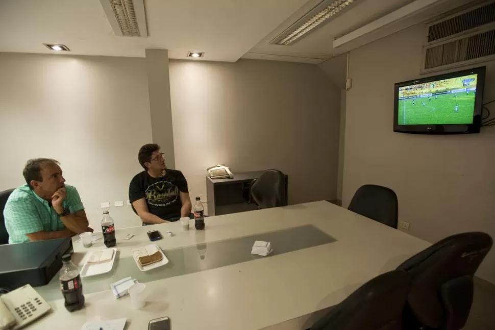 JUNTOS FRENTE A LA PANTALLA. En la redacción de LA GACETA, los ex futbolistas Fabián García y Salvador Mónaco siguieron las instancias del partido de Atlético con la misma tensión de los hinchas. la gaceta / foto de inés quinteros orio 