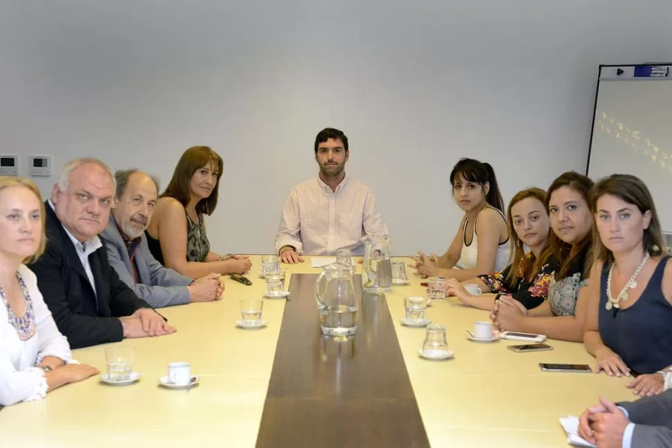 ENCUENTRO EN LA ANSES. Basavilbaso (centro) escuchó los planteos de los diputados nacionales de la oposición. Dyn