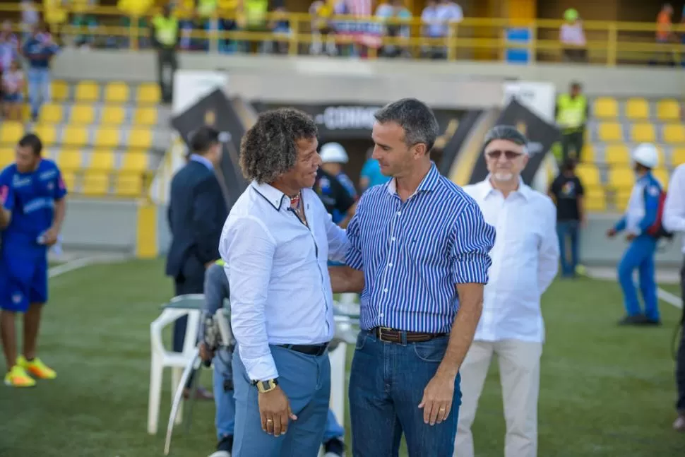 CORDIALIDAD. Los DT Alberto Gamero y Pablo Lavallén se saludan antes del duelo. foto de josé m. pedraza ( especial para la gaceta )