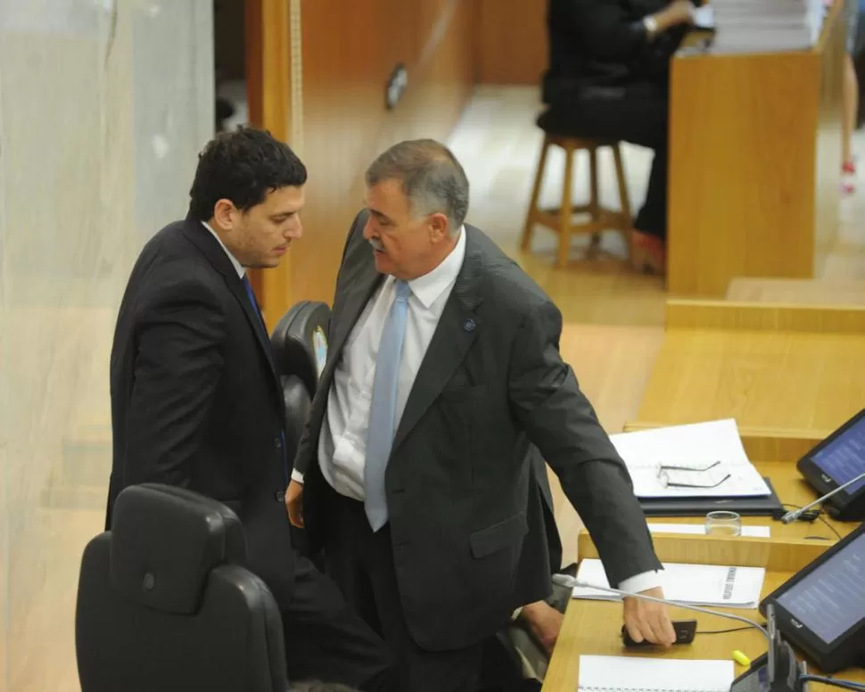 NEGOCIACIÓN. Gassenbauer y Caponio (de pie) hablan con los bloques opositores. la gaceta / fotos de antonio ferroni