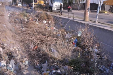 Se quejan por basurales en el Canal Sur, por diagonal Quinteros, entre Olleros y Juan B. Terán