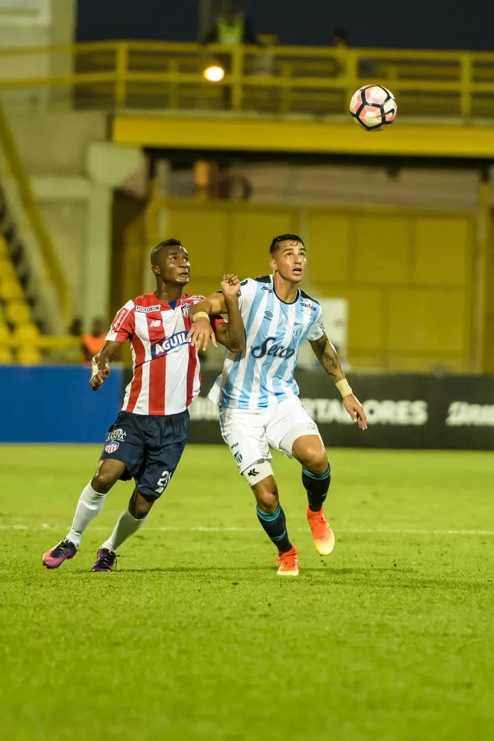 LUCHA CUERPO A CUERPO. Héctor Quiñones pelea con Zampedri para hacerse de la pelota, durante el partido de ida.  Foto de José Manuel Pedraza (especial para la gaceta)