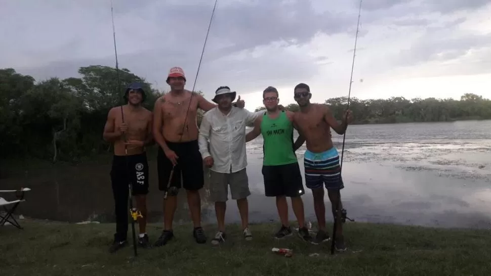 HAY EQUIPO. Catalán, los Cano (Adolfo, Salvador y Rodrigo) y García posan en Las Termas de Río Hondo. 