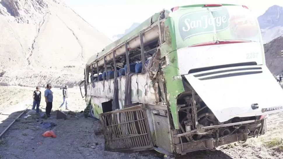 ASÍ QUEDÓ. El colectivo volcado luego de que sacaran a las víctimas fatales y heridos. FOTO TOMADA DE DIARIOUNO.COM.AR