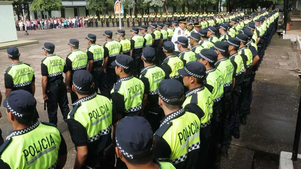 FUERZAS POLICIALES. Agentes de policía, durante un acto. ARCHIVO