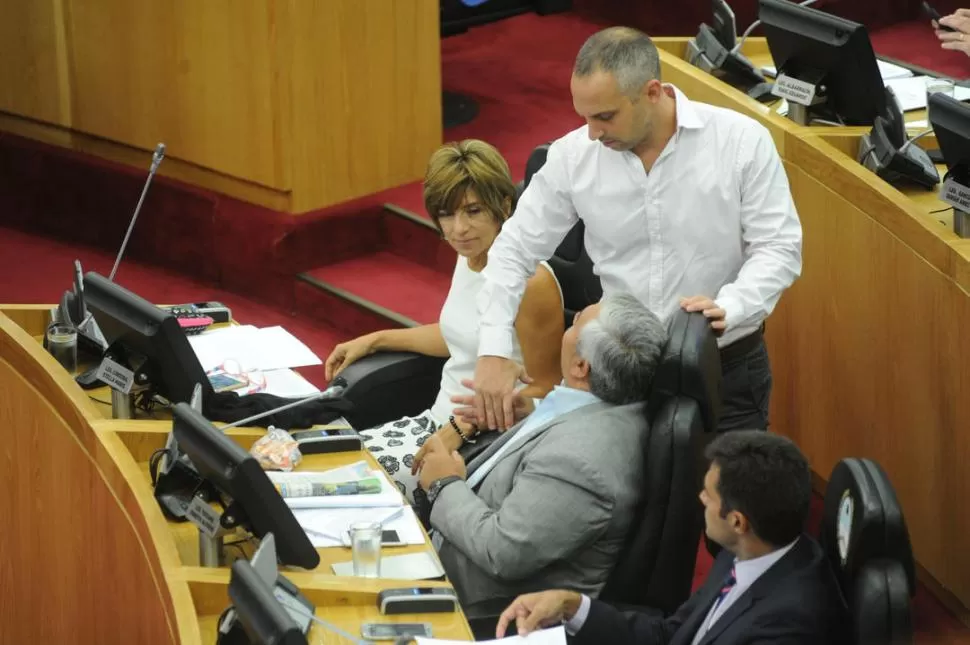 PERONISTAS DEL BICENTENARIO. Marcelo Ditinis (FpV) estrecha la mano de Alfredo Toscano en presencia de Stella Maris Córdoba y de Silvio Bellomío. la gaceta / foto de Antonio Ferroni