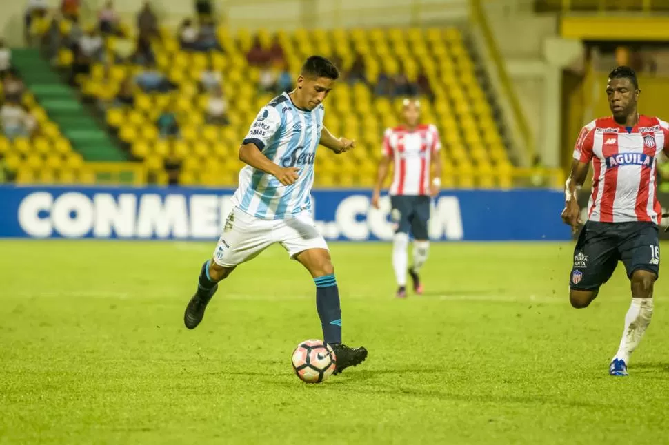 PREPARÓ Y DISPARÓ, PERO...  Aliendro intentó sorprender a distancia en la noche del jueves a Junior, pero no resultó. Al igual que el resto de sus compañeros, le faltó el toque de gracias para lastimar al local. Foto de José Manuel Pedraza (especial para la gaceta)