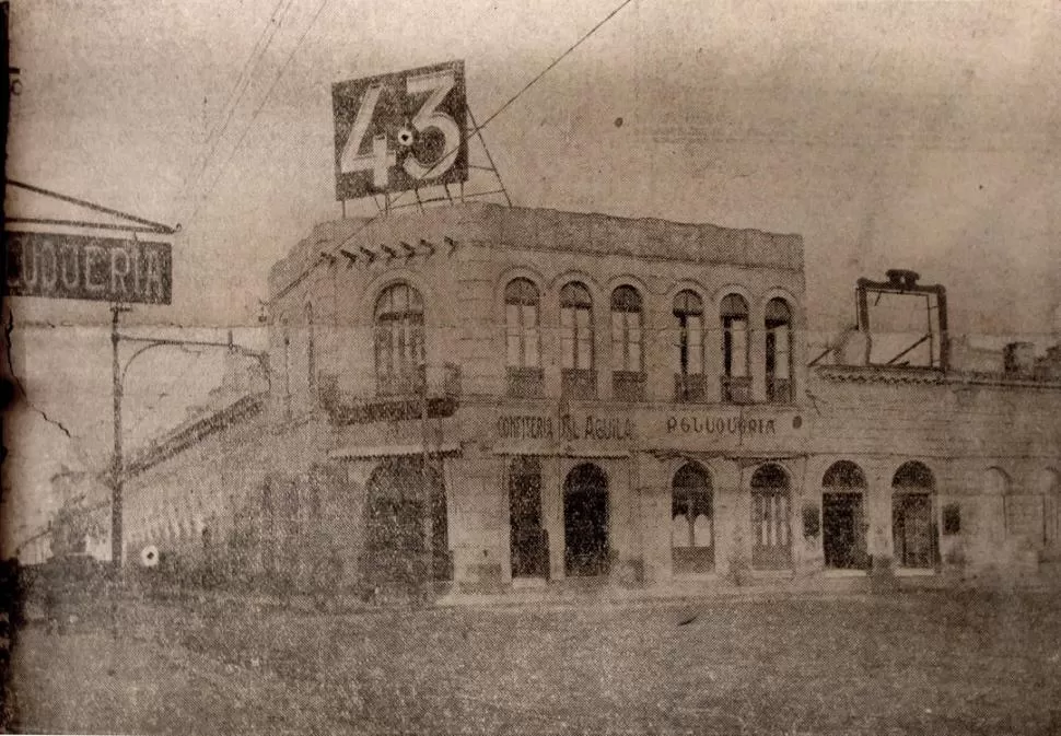 FRENTE A LA PLAZA. Borrosa imagen de la intersección de Laprida y San Martín, tomada antes de la demolición. 