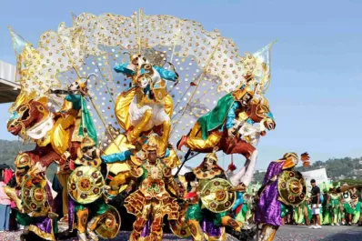 Un calendario que tiene un carnaval por mes