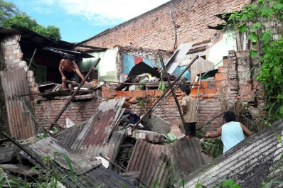 Una casa quedó parcialmente destruida a causa de un derrumbe