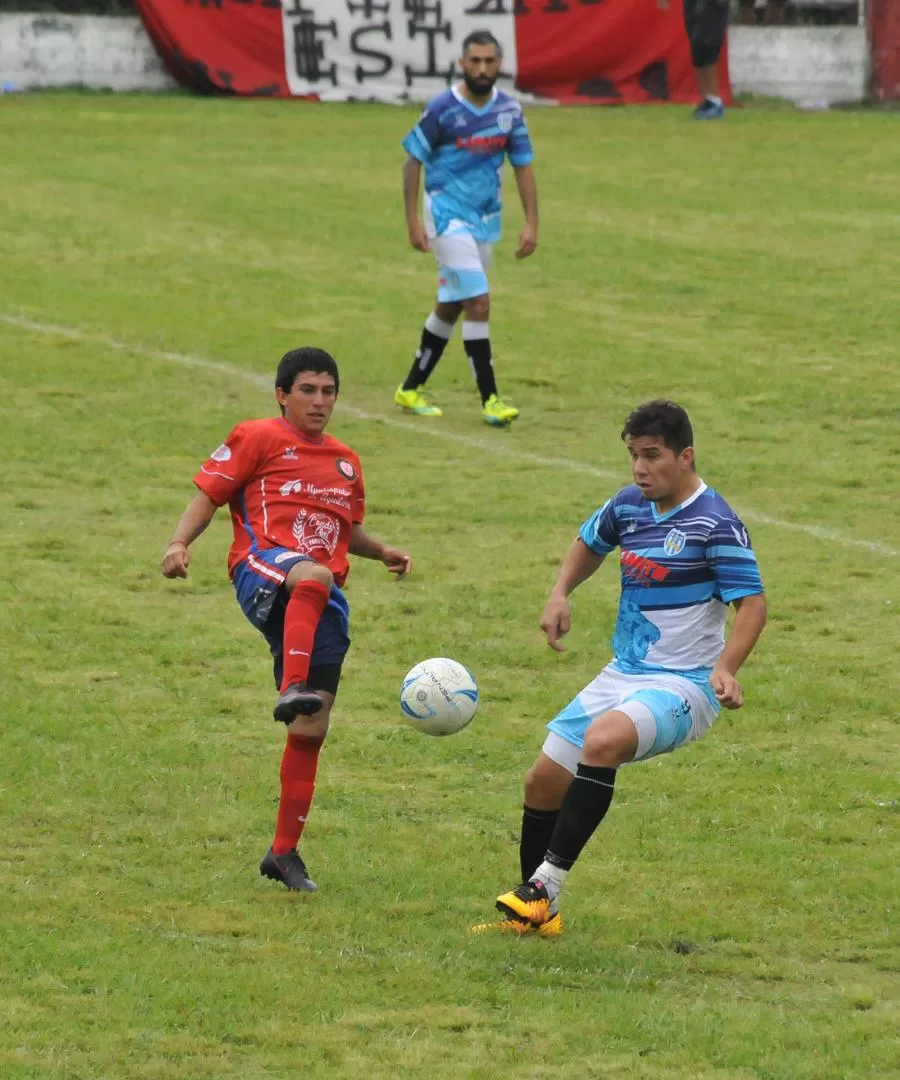 A MANO. José Moreno (derecha), de Marapa, ante Diego Herrera, del “Aviador”. la gaceta / foto de OSVALDO RIPOLL