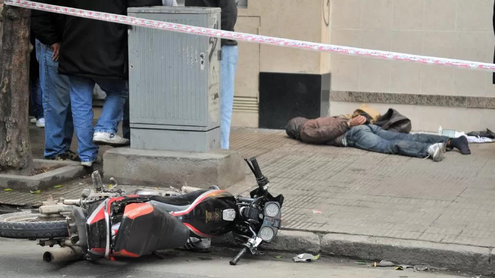 INSEGURIDAD. Un hombre es detenido por la Policía luego de haber cometido un arrebato. ARCHIVO LA GACETA / FOTO DE ANALÍA JARAMILLO