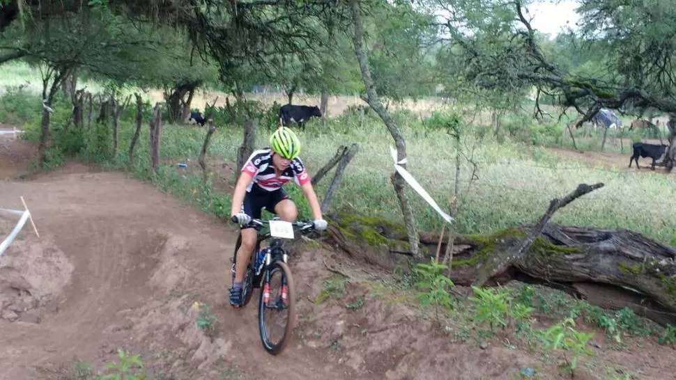 CAMBIO. La lluvia llegó en plena competencia y el terreno empezó a embarrarse. foto de Ale Carlos Massa