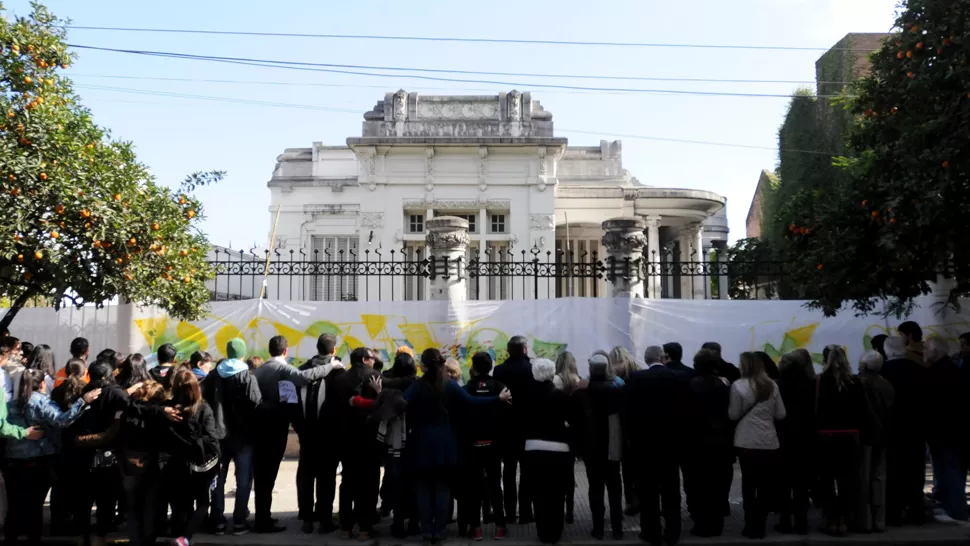 MANIFESTACIONES PACÍFICAS. Organizaciones defienden desde el primer día el mantenimeinto de la Casa Sucar. LA GACETA/ ANALÍA JARAMILLO