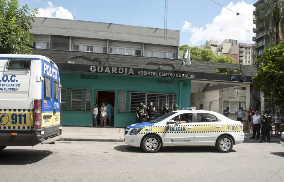 GUARDIA POLICIAL. Uniformados de Infantería llegaron para custodiar los accesos al nosocomio de Barrio Norte.   la gaceta / foto de Adrián Lugones