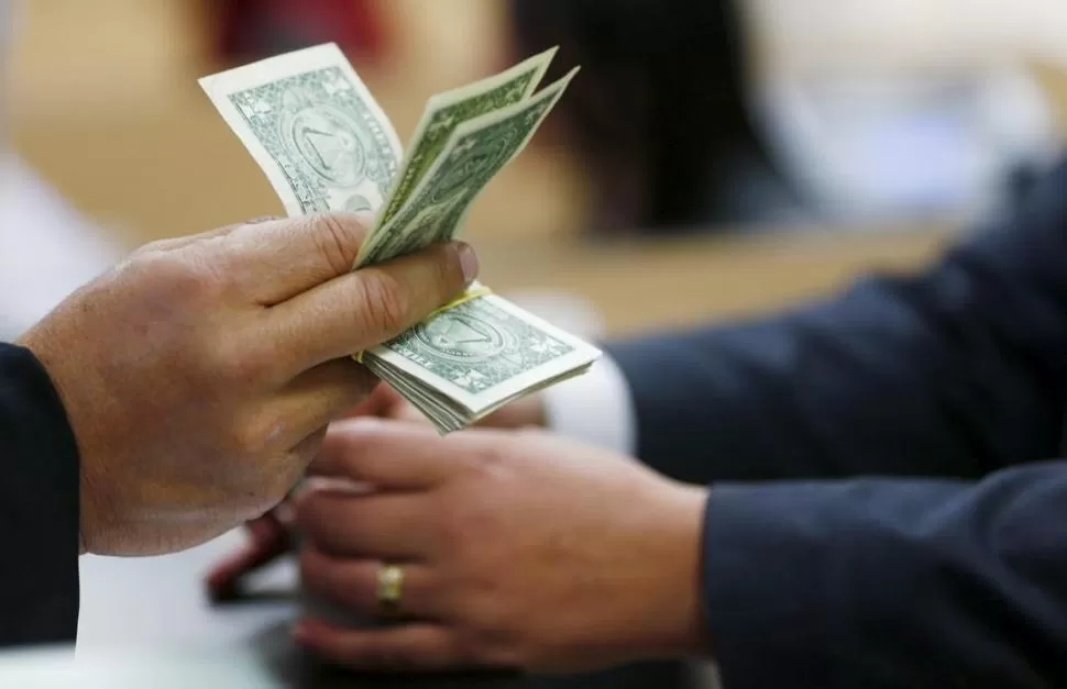 MENOS COMPETITIVIDAD. El atraso del dólar afecta a los exportadores, porque la inflación, aún en niveles elevados, incrementa los costos operativos. REUTERS