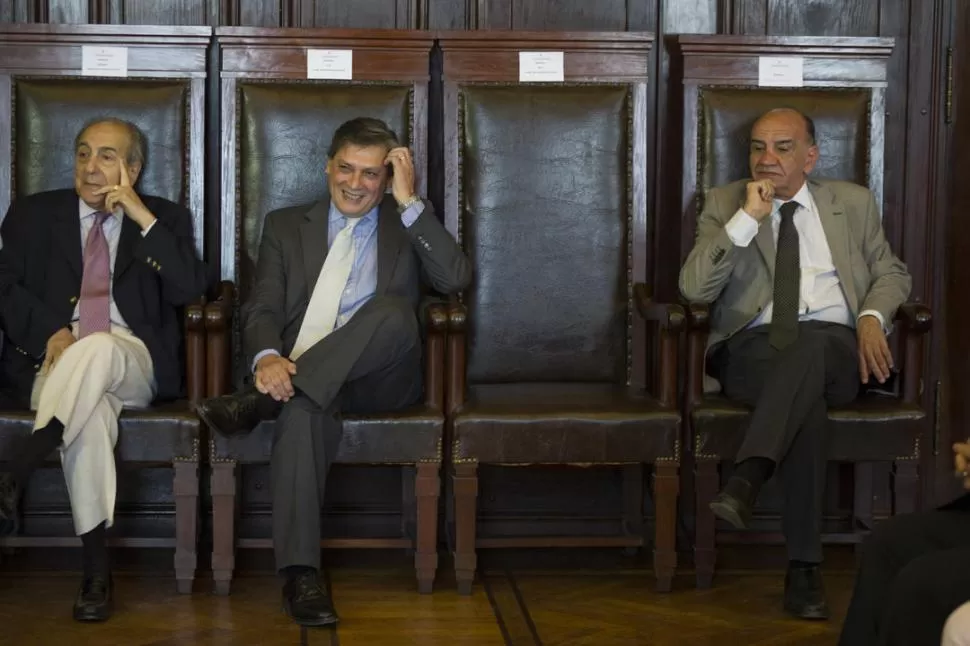 EL JEFE DE LOS FISCALES. Edmundo Jiménez (a la derecha) en un acto en la Corte. la gaceta / FOTO DE JORGE OLMOS SGROSSO (archivo)