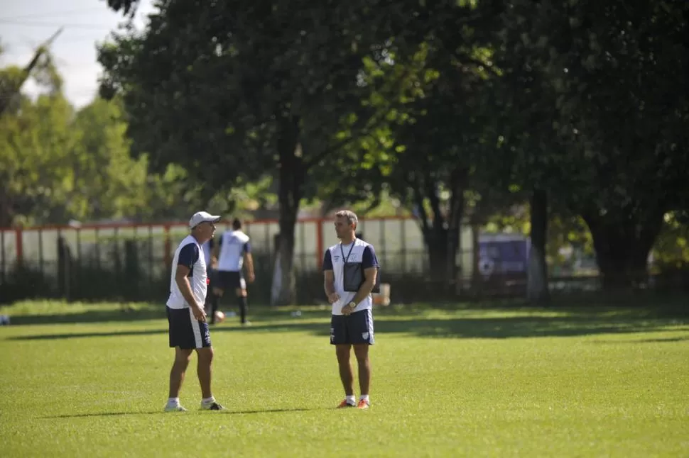 TODO BAJO CONTROL. Lavallén dialoga con su ayudante de campo, Javier Claut durante el entrenamiento de ayer en el complejo Ojo de Agua.  la gaceta / foto de Inés Quinteros Orio