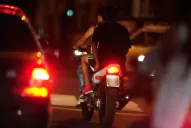 La prohibición de dos hombres en moto divide a la Legislatura