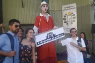 La puerta del Concejo Delibertante se llenó de arte en defensa de la casa Sucar