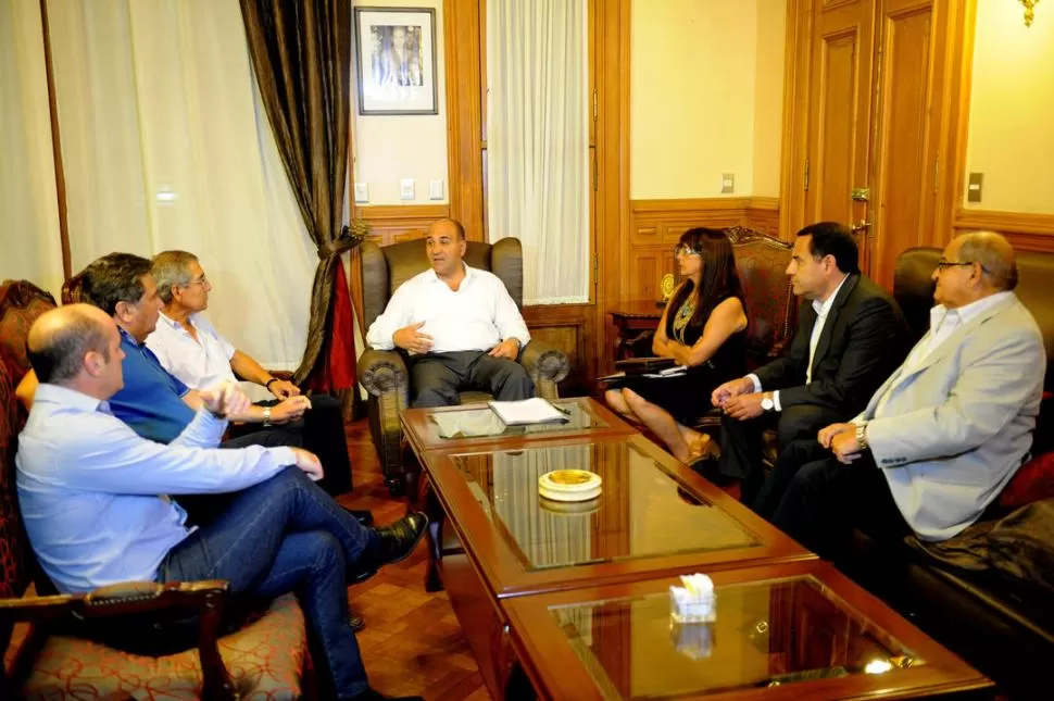 FINAL FELIZ. En marzo del año pasado, el gobernador Juan Manzur encabezó el acto en el que se cerraron las paritarias con los líderes gremiales. la gaceta / foto de hector peralta (archivo)