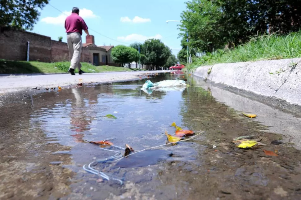 UNA IMAGEN QUE SE REPITE. Pérdida de agua en la esquina de Álvarez Condarco y Rafael Obligado. la gaceta / foto de ANALIA JARAMILLO(archivo)