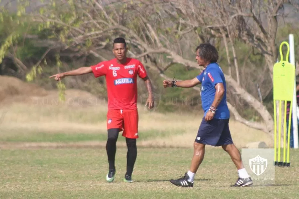 INDICACIONES. James Sánchez recibe directivas del entrenador Gamero. juniorfc