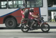 “Hay que estudiarlo bien”, dijo Manzur sobre el proyecto para prohibir dos hombres por moto