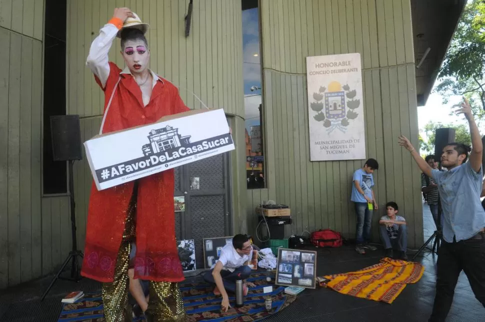 MANIFESTACIÓN ARTÍSTICA. El colectivo por la defensa de la casa Sucar trasladó sus actividades ayer al Concejo. la gaceta / foto de Antonio Ferroni