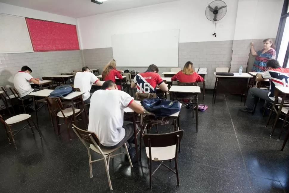 SILENCIO Y CONCENTRACIÓN. No vuela una mosca. Así era el aspecto de los cursos donde se rendían espacios curriculares regulares y previos ayer en las escuelas de Tucumán.  la gaceta / foto de inés quinteros orio 