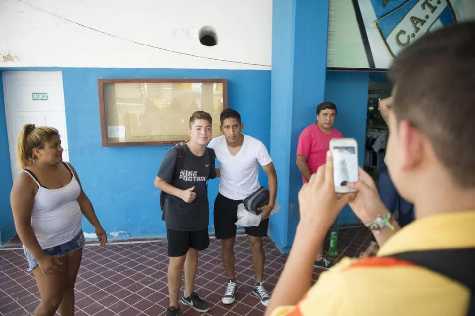 A LASTIMAR. Aliendro, que posa con un fan después del entrenamiento de ayer, será, junto con Leonel Di Plácido, quien deba perforar el flanco derecho de Junior. la gaceta / FOTO DE JORGE OLMOS SGROSSO