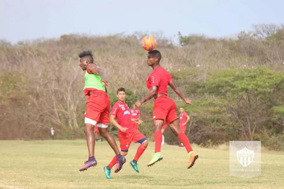 JUEGO AÉREO. Imagen de una práctica de Junior previa al partido que se jugó en Cartagena. twitter @JuniorClubSA