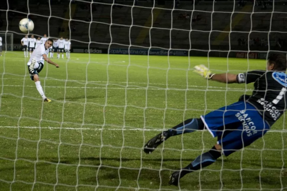 MOMENTO CLAVE. Espínola estampa su zurdazo en al ángulo izquierdo de Esteban Conde, el arquero de Atlético Rafaela por los octavos de final de la Copa Argentina 2012, en Catamarca.  la gaceta / fotos de archivo