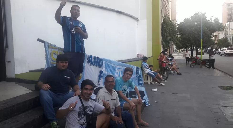 ANSIEDAD. Los hinchas esperan hasta mañana en la puerta del local Pálpitos 24 (Maipú 591). FOTO LA GACETA/ GUILLERMO MONTI.