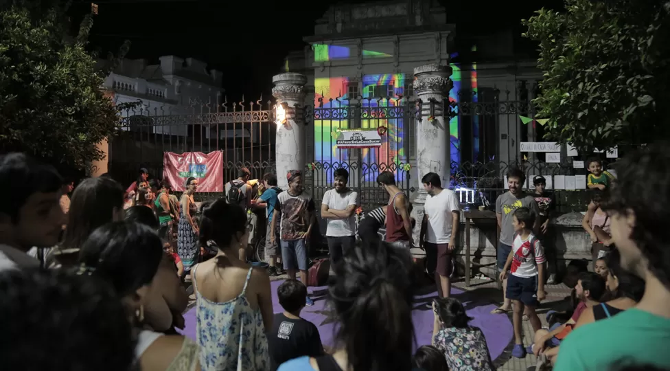 CARNAVAL CULTURAL. La casa Sucar se rodeó de vecinos que festejan la expropiación..FOTO LA GACETA/ ANA DANERI.