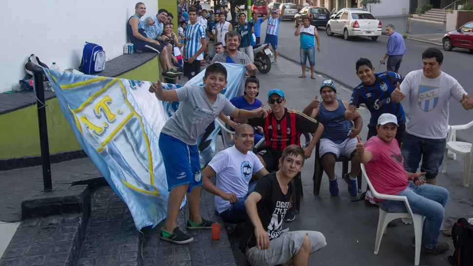 ANSIEDAD. Los hinchas acamparon desde ayer y hoy, a primera hora, tuvieron su premio. ARCHIVO LA GACETA / FOTO DE DIEGO ARÁOZ