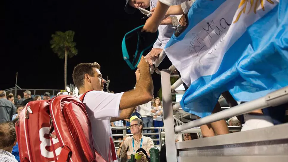 CON LOS FANS. Delpo dejó autógrafos a la salida de la cancha, en Palm Beach. FOTO TOMADA DE FACEBOOK.COM/JUANMARTINDELPOTRO.OK