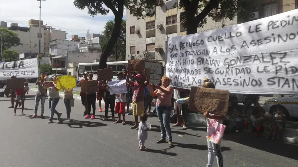 MANIFESTACIÓN. Los familiares de las víctimas cortaron el tránsito. LA GACETA / GUSTAVO RODRÍGUEZ