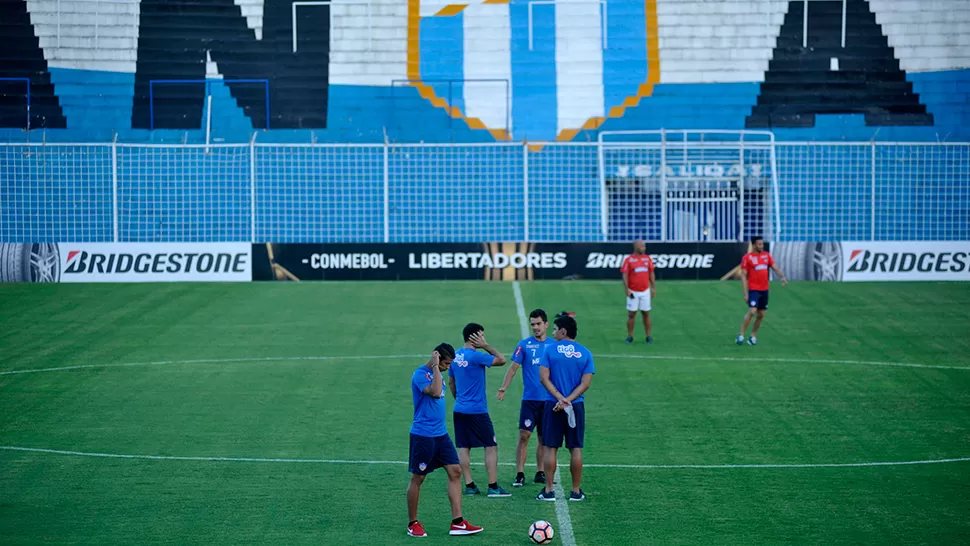 RECONOCIMIENTO. Los jugadores de Junior se mostraron conformes con el estado del campo de juego. LA GACETA/FOTO DE INÉS QUINTEROS ORIO