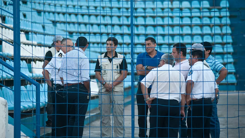 ORGANIZACIÓN. Los dirigentes decanos se reunieron con los encargados de la seguridad. LA GACETA/FOTO DE INÉS QUINTEROS ORIO