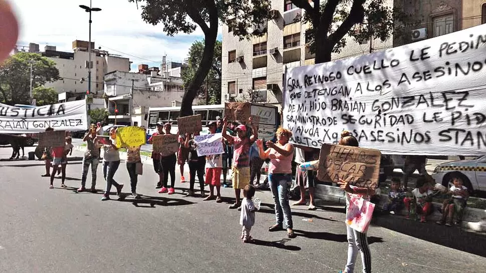 RECLAMO EN TRIBUNALES. Familiares de un adolescente asesinado el sábado en Alderetes pidieron Justicia.