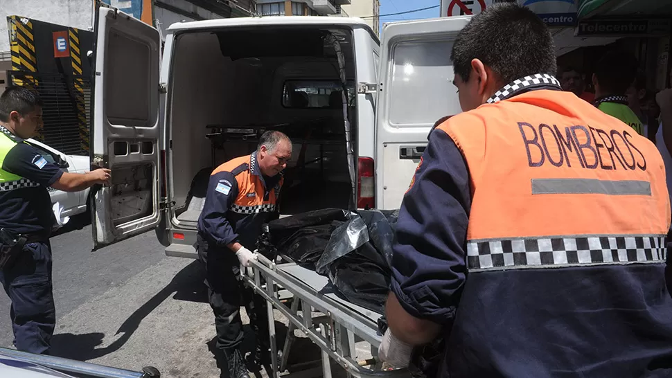 CONMOCIÓN. El cuerpo del joven quedó en el patio de un departamento de  LA GACETA / FOTO DE ANTONIO FERRONI