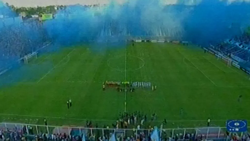 IMPRESIONANTE. Así lucía el Monumental en el momento de la salida de los equipos a la cancha. CAPTURA DE TV