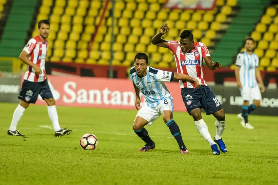 ESFUERZO. Acosta volverá a jugar como volante tal como lo hizo en Cartagena. En la foto, intenta defender a Aponzá, el autor del único gol de la serie.                      Foto de José Manuel Pedraza (especial para La gaceta)	