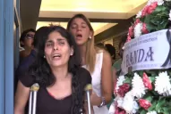 La novia del joven que cayó del octavo piso fue al velorio para despedirse de él